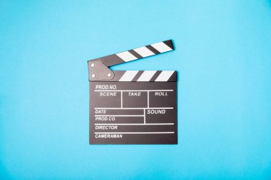 Film alkışı. Parlak renkli bir arka planda film alkışları. Dinlenme ve eğlence anlayışı. Sinema kavramı. Film yönetmeni. Yapımcı. İş ve meslek. Mesaj için yer. Boşluğu kopyala