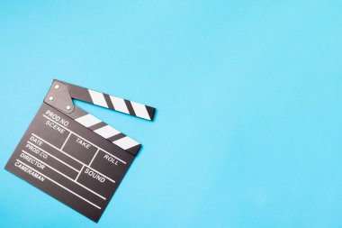 Film alkışı. Parlak renkli bir arka planda film alkışları. Dinlenme ve eğlence anlayışı. Sinema kavramı. Film yönetmeni. Yapımcı. İş ve meslek. Mesaj için yer. Boşluğu kopyala