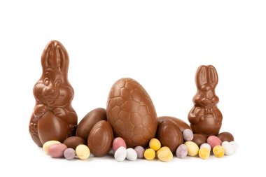 Paskalya çikolatalı tavşanı, civciv ve çikolata yumurtaları beyaz arka planda izole. Çikolatalı yumurta ve diğer tatlılar. Paskalya kutlaması. Paskalya tatlıları masada. Mesaj için yer. Boşluğu kopyala.