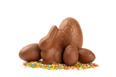 Paskalya çikolatalı tavşanı, civciv ve çikolata yumurtaları beyaz arka planda izole. Çikolatalı yumurta ve diğer tatlılar. Paskalya kutlaması. Paskalya tatlıları masada. Mesaj için yer. Boşluğu kopyala.