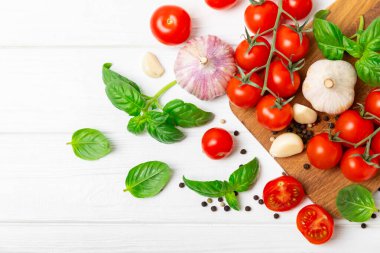 Taze vişneli domates ve dokulu taze yeşil fesleğen. Domates sosu. Vejetaryen. Salata için malzemeler. Organik yiyecekler. Mesaj için yer. Boşluğu kopyala.