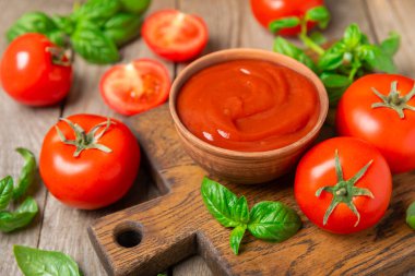 Taze vişneli domates ve dokulu taze yeşil fesleğen. Domates sosu. Vejetaryen. Salata için malzemeler. Organik yiyecekler. Mesaj için yer. Boşluğu kopyala.