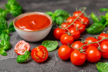 Taze vişneli domates ve dokulu taze yeşil fesleğen. Domates sosu. Vejetaryen. Salata için malzemeler. Organik yiyecekler. Mesaj için yer. Boşluğu kopyala.