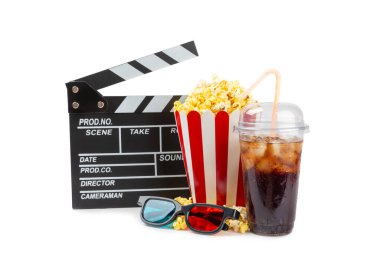 Kova içinde lezzetli patlamış mısır, sinema biletli soğuk kola içecekleri, film alkışları ve beyaz arka planda izole edilmiş 3 boyutlu gözlükler. Sinema konsepti. Film izliyorum..
