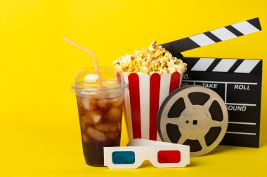 Kova içinde lezzetli patlamış mısır ve sinema biletli soğuk kola içecekler, renkli arka planda üç boyutlu gözlük. Sinema konsepti. Film izliyorum. Mesaj için yer var. Boşluğu kopyala