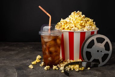 Kova içinde lezzetli patlamış mısır ve sinema biletli soğuk kola içecekler, renkli arka planda üç boyutlu gözlük. Sinema konsepti. Film izliyorum. Mesaj için yer var. Boşluğu kopyala