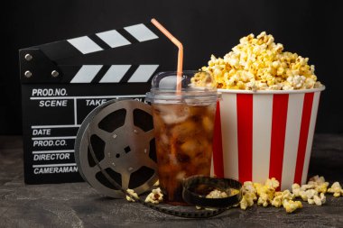 Kova içinde lezzetli patlamış mısır ve sinema biletli soğuk kola içecekler, renkli arka planda üç boyutlu gözlük. Sinema konsepti. Film izliyorum. Mesaj için yer var. Boşluğu kopyala