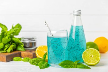 Cam bir kavanozda fesleğen ve chia tohumlarıyla diyet detoks kokteyli ve dokulu bir arka planda bir bardak. Tohumlarla iç. Sağlıklı yemek. Detoks kokteyli. Antioksidan. Fesleğenli su. Metin için boşluk.