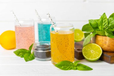 Cam bir kavanozda fesleğen ve chia tohumlarıyla diyet detoks kokteyli ve dokulu bir arka planda bir bardak. Tohumlarla iç. Sağlıklı yemek. Detoks kokteyli. Antioksidan. Fesleğenli su. Metin için boşluk.