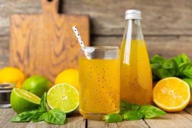 Cam bir kavanozda fesleğen ve chia tohumlarıyla diyet detoks kokteyli ve dokulu bir arka planda bir bardak. Tohumlarla iç. Sağlıklı yemek. Detoks kokteyli. Antioksidan. Fesleğenli su. Metin için boşluk.