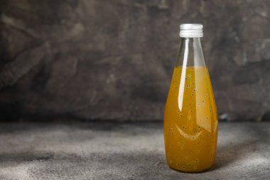 Cam bir kavanozda fesleğen ve chia tohumlarıyla diyet detoks kokteyli ve dokulu bir arka planda bir bardak. Tohumlarla iç. Sağlıklı yemek. Detoks kokteyli. Antioksidan. Fesleğenli su. Metin için boşluk.