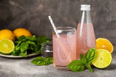 Cam bir kavanozda fesleğen ve chia tohumlarıyla diyet detoks kokteyli ve dokulu bir arka planda bir bardak. Tohumlarla iç. Sağlıklı yemek. Detoks kokteyli. Antioksidan. Fesleğenli su. Metin için boşluk.