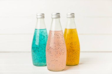 Cam bir kavanozda fesleğen ve chia tohumlarıyla diyet detoks kokteyli ve dokulu bir arka planda bir bardak. Tohumlarla iç. Sağlıklı yemek. Detoks kokteyli. Antioksidan. Fesleğenli su. Metin için boşluk.