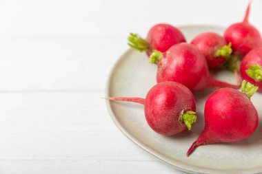 Ahşap kaplamalı taze turp. Organik doğal turp dilimleri. Kök kırpma. Sebzeler. Vejetaryen. Diyet ürünleri. Sağlıklı yiyecekler. Mesaj için yer. Boşluğu kopyala.