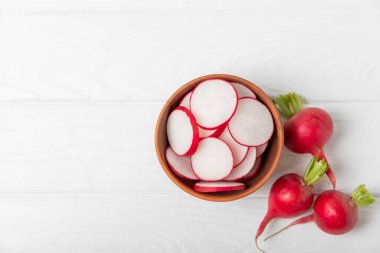 Ahşap kaplamalı taze turp. Organik doğal turp dilimleri. Kök kırpma. Sebzeler. Vejetaryen. Diyet ürünleri. Sağlıklı yiyecekler. Mesaj için yer. Boşluğu kopyala.