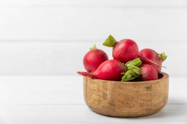 Ahşap kaplamalı taze turp. Organik doğal turp dilimleri. Kök kırpma. Sebzeler. Vejetaryen. Diyet ürünleri. Sağlıklı yiyecekler. Mesaj için yer. Boşluğu kopyala.