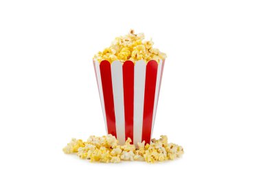 Patlamış mısır kutusu. Beyaz arka planda izole edilmiş kırmızı ve beyaz çizgili patlamış mısır kovaları. Sinema ve eğlence anlayışı. Patlamış mısırla film gecesi. Lezzetli aperatif, aperatif.