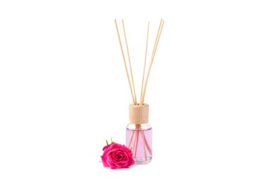 Aroma ayırıcı beyaz arkaplanda izole edildi. Beyaz arka planda gül kokusu olan oda spreyi. Kokulu çubuklu parfüm şişesi. maketleme.