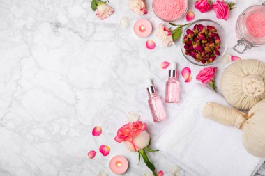 Arka planda gül yağı. Güller ve bir şişe parfümlü su. Romaterapi tedavisi. Güzellik konsepti. Spa prosedürü. Doğal organik yağ. Stres önleyici, detoks gevşetici.