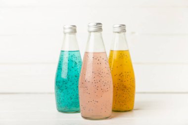 Cam bir kavanozda fesleğen ve chia tohumlarıyla diyet detoks kokteyli ve dokulu bir arka planda bir bardak. Tohumlarla iç. Sağlıklı yemek. Detoks kokteyli. Antioksidan. Fesleğenli su. Metin için boşluk. 