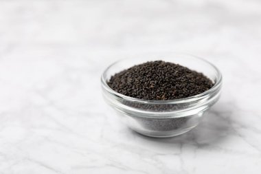 Dökümlü ahşap arka planda fesleğen tohumları. Yakın plan. Süper yemek. Ocimum bazilika. Organik fesleğen tohumu. selasih. Mesaj için yer var. Boşluğu kopyala.