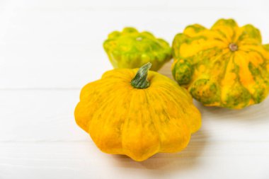 Dokulu mutfak masasında patypan kabağı. Kabak. Arka planda taze organik pattypan kabakları. Vejetaryen. Çiftçi Pazarı. Patisson. Mesaj için yer var. Boşluğu kopyala.