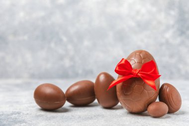 Arka planda paskalya çikolatalı yumurtası. Paskalya kutlaması. Paskalya çikolatalı tavşan. Çikolatalı tatlı yumurta. Şekerler ahşap masanın üzerinde. Mesaj için boşluk. Boşluğu kopyala. Hediye. Pankart.