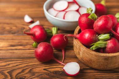 Ahşap kaplamalı taze turp. Organik doğal turp dilimleri. Kök kırpma. Sebzeler. Vejetaryen. Diyet ürünleri. Sağlıklı yiyecekler. Mesaj için yer. Boşluğu kopyala.