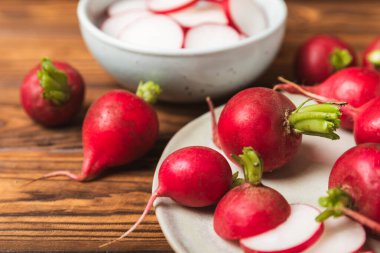 Ahşap kaplamalı taze turp. Organik doğal turp dilimleri. Kök kırpma. Sebzeler. Vejetaryen. Diyet ürünleri. Sağlıklı yiyecekler. Mesaj için yer. Boşluğu kopyala.