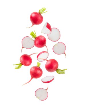 Beyaz arka planda taze turp izole edildi. Organik turp dilimleri. Kök kırpma. Sebzeler. Vejetaryen. Diyet ürünleri. Sağlıklı yemek..