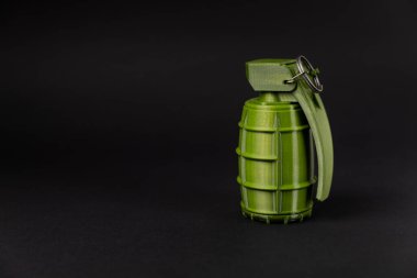 Arka planda el bombası var. Yakın plan. - Savaş silahları. Parça tesirli el bombası detayı. Askeri eğitim konsepti. Patlayıcı silah..