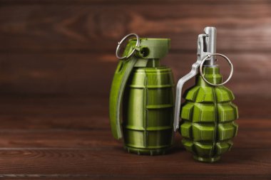 Arka planda el bombası var. Yakın plan. - Savaş silahları. Parça tesirli el bombası detayı. Askeri eğitim konsepti. Patlayıcı silah..