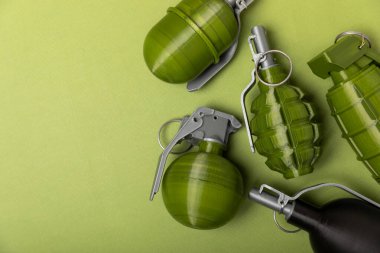 Arka planda el bombası var. Yakın plan. - Savaş silahları. Parça tesirli el bombası detayı. Askeri eğitim konsepti. Patlayıcı silah..