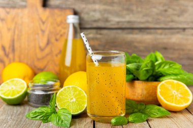 Cam bir kavanozda fesleğen ve chia tohumlarıyla diyet detoks kokteyli ve dokulu bir arka planda bir bardak. Tohumlarla iç. Sağlıklı yemek. Detoks kokteyli. Antioksidan. Fesleğenli su. Metin için boşluk. 