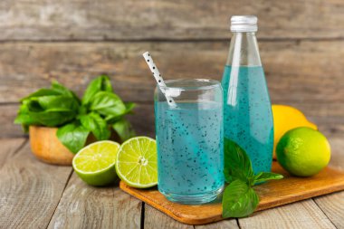 Cam bir kavanozda fesleğen ve chia tohumlarıyla diyet detoks kokteyli ve dokulu bir arka planda bir bardak. Tohumlarla iç. Sağlıklı yemek. Detoks kokteyli. Antioksidan. Fesleğenli su. Metin için boşluk. 