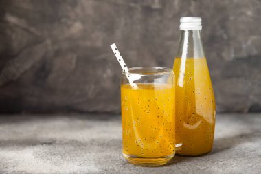 Cam bir kavanozda fesleğen ve chia tohumlarıyla diyet detoks kokteyli ve dokulu bir arka planda bir bardak. Tohumlarla iç. Sağlıklı yemek. Detoks kokteyli. Antioksidan. Fesleğenli su. Metin için boşluk. 
