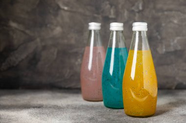 Cam bir kavanozda fesleğen ve chia tohumlarıyla diyet detoks kokteyli ve dokulu bir arka planda bir bardak. Tohumlarla iç. Sağlıklı yemek. Detoks kokteyli. Antioksidan. Fesleğenli su. Metin için boşluk. 