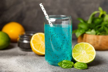 Cam bir kavanozda fesleğen ve chia tohumlarıyla diyet detoks kokteyli ve dokulu bir arka planda bir bardak. Tohumlarla iç. Sağlıklı yemek. Detoks kokteyli. Antioksidan. Fesleğenli su. Metin için boşluk. 