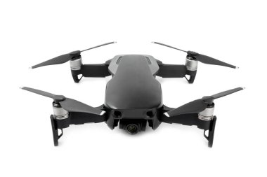 İnsansız hava aracı beyaz arka planda izole edildi. Beyaz arka planda modern FPV insansız hava aracı. Dron kuadkopteri. Hava aracı telsiz kontrolünde. Yarış, film ve eğlence için drone.