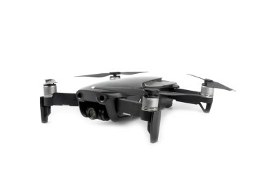 İnsansız hava aracı beyaz arka planda izole edildi. Beyaz arka planda modern FPV insansız hava aracı. Dron kuadkopteri. Hava aracı telsiz kontrolünde. Yarış, film ve eğlence için drone.