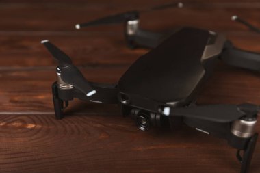 İnsansız hava aracı dokulu arka planda. Arka planda modern FPV insansız hava aracı var. Dron kuadkopteri. Hava aracı telsiz kontrolünde. Yarış, film ve eğlence için drone.