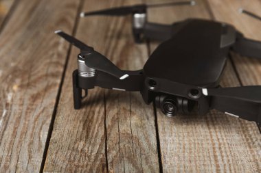 İnsansız hava aracı dokulu arka planda. Arka planda modern FPV insansız hava aracı var. Dron kuadkopteri. Hava aracı telsiz kontrolünde. Yarış, film ve eğlence için drone.