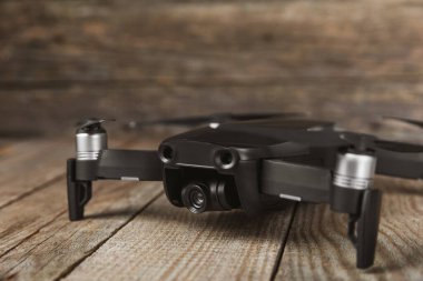 İnsansız hava aracı dokulu arka planda. Arka planda modern FPV insansız hava aracı var. Dron kuadkopteri. Hava aracı telsiz kontrolünde. Yarış, film ve eğlence için drone.