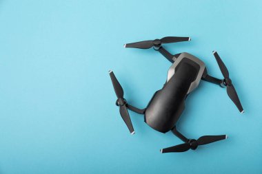 İnsansız hava aracı dokulu arka planda. Arka planda modern FPV insansız hava aracı var. Dron kuadkopteri. Hava aracı telsiz kontrolünde. Yarış, film ve eğlence için drone.