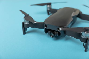İnsansız hava aracı dokulu arka planda. Arka planda modern FPV insansız hava aracı var. Dron kuadkopteri. Hava aracı telsiz kontrolünde. Yarış, film ve eğlence için drone.