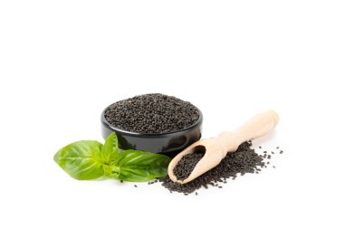 Beyaz arka planda izole edilmiş fesleğen tohumları. Yakın plan. Süper yemek. Ocimum bazilika. Organik fesleğen tohumları.