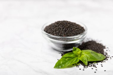 Dökümlü ahşap arka planda fesleğen tohumları. Yakın plan. Süper yemek. Ocimum bazilika. Organik fesleğen tohumu. selasih. Mesaj için yer var. Boşluğu kopyala.