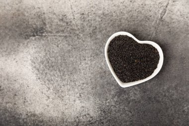 Dökümlü ahşap arka planda fesleğen tohumları. Yakın plan. Süper yemek. Ocimum bazilika. Organik fesleğen tohumu. selasih. Mesaj için yer var. Boşluğu kopyala.