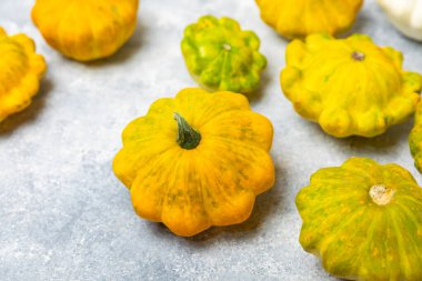 Dokulu mutfak masasında patypan kabağı. Kabak. Arka planda taze organik pattypan kabakları. Vejetaryen. Çiftçi Pazarı. Patisson. Mesaj için yer var. Boşluğu kopyala.