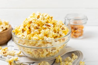 Parlak renkli arka planda tuzlu patlamış mısır. Sinema ve eğlence anlayışı. Patlamış mısırla film gecesi. Lezzetli aperatif, atıştırmalık. Mesaj için yer, fotokopi alanı. Pankart